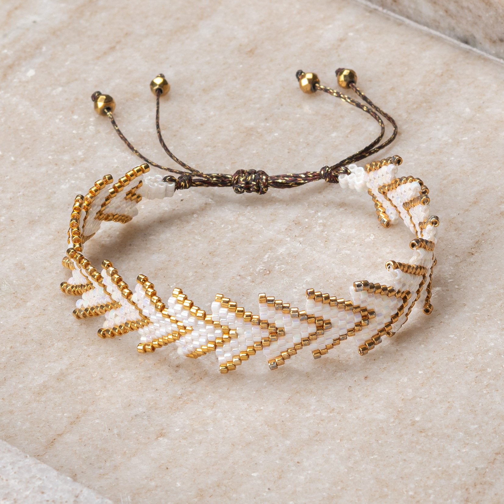 Bracelet beaded 'arrows'