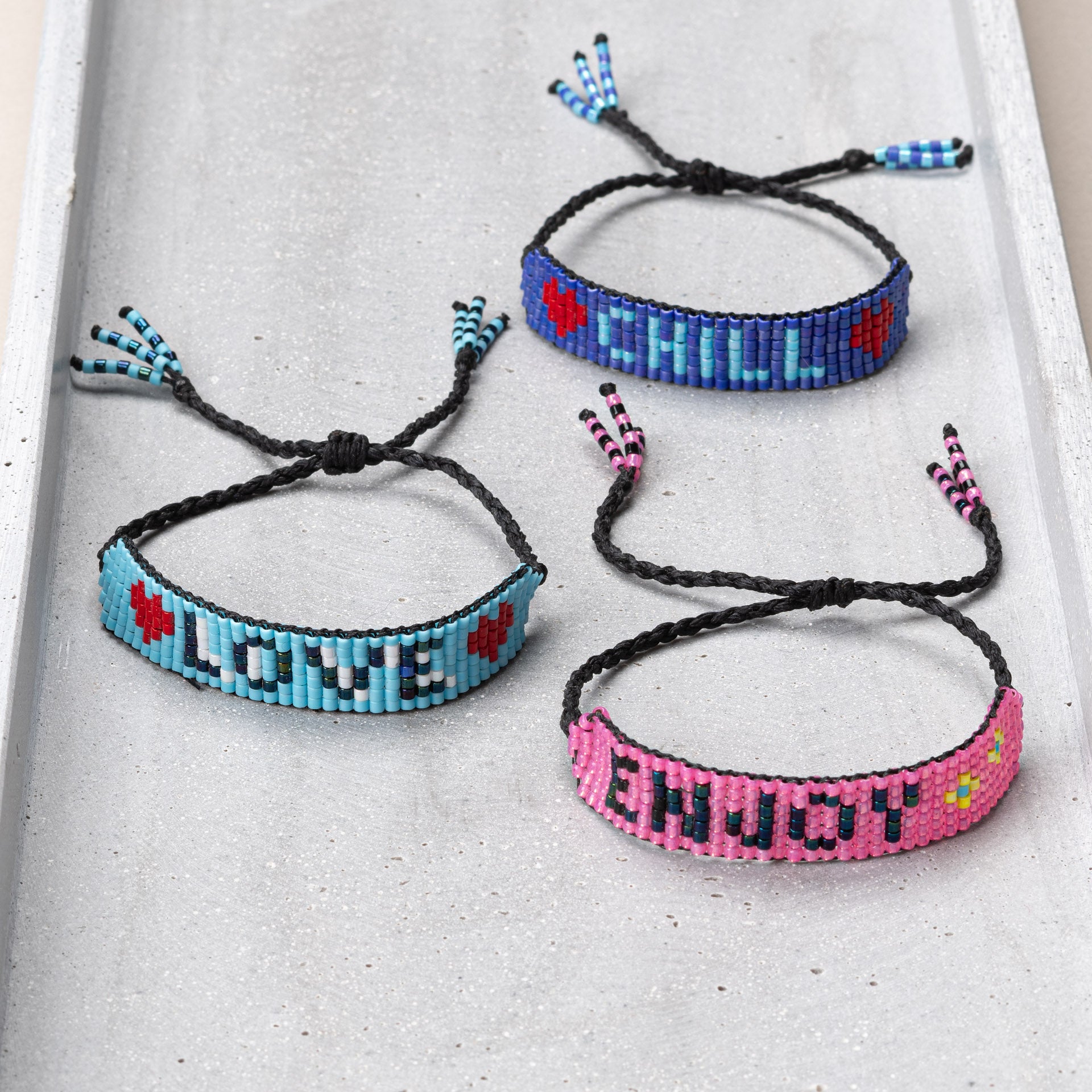 Bracelet beaded 'love', 'chill', 'enjoy'