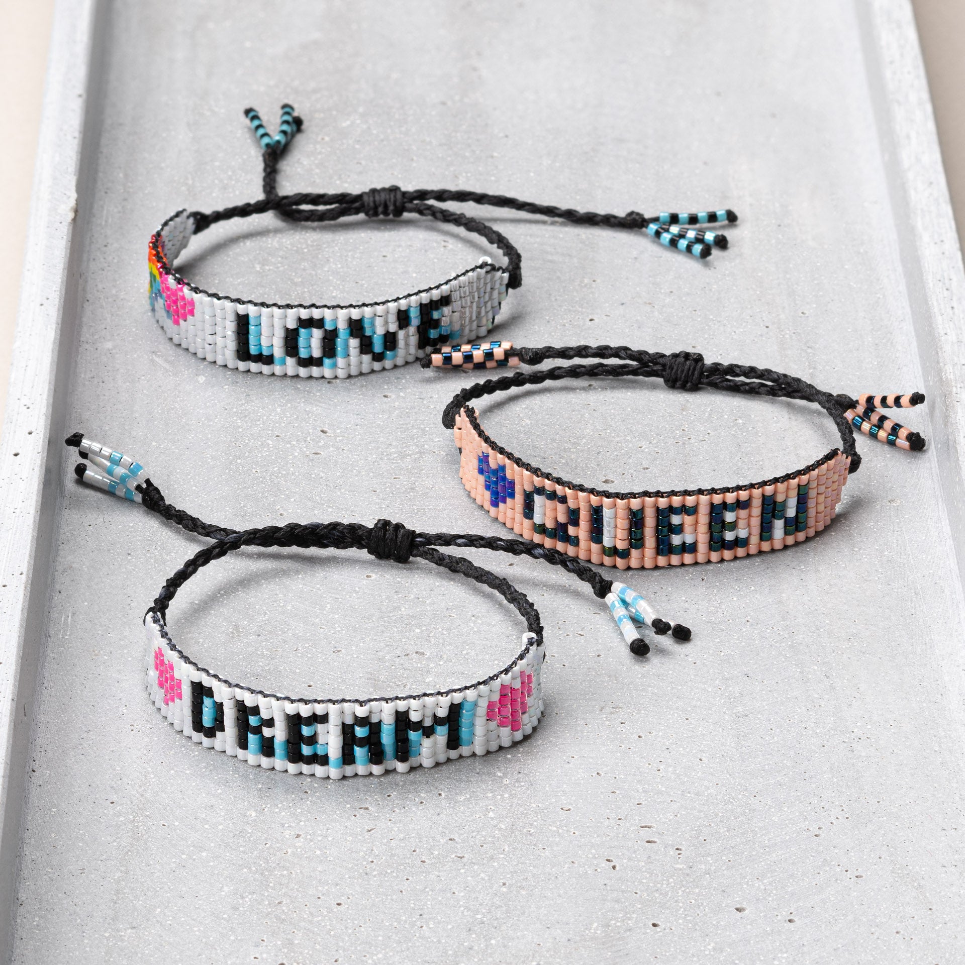 Bracelet beaded 'love','dream', 'queen'