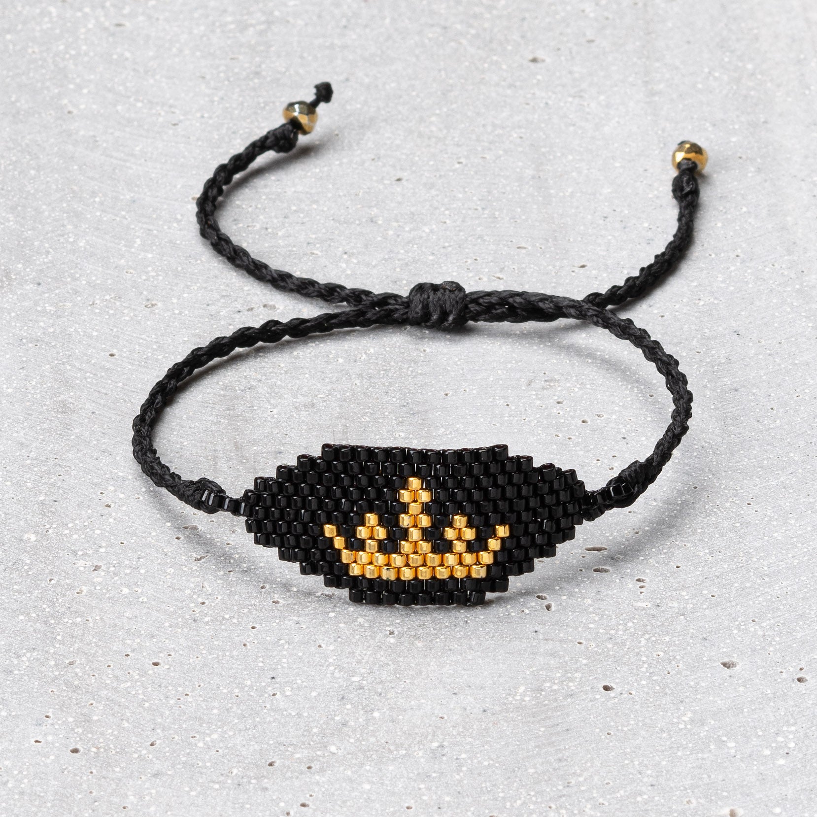 Bracelet beaded crown