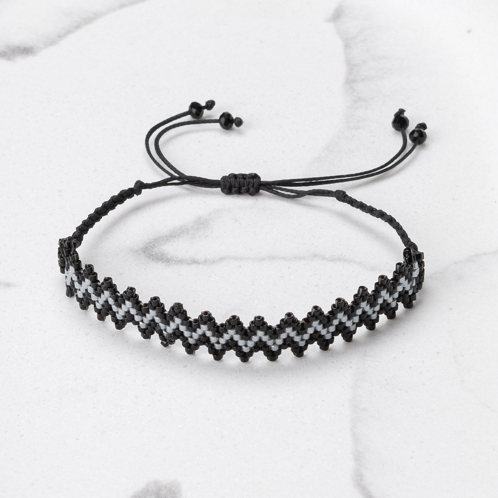 Bracelet beaded 'zig zag'
