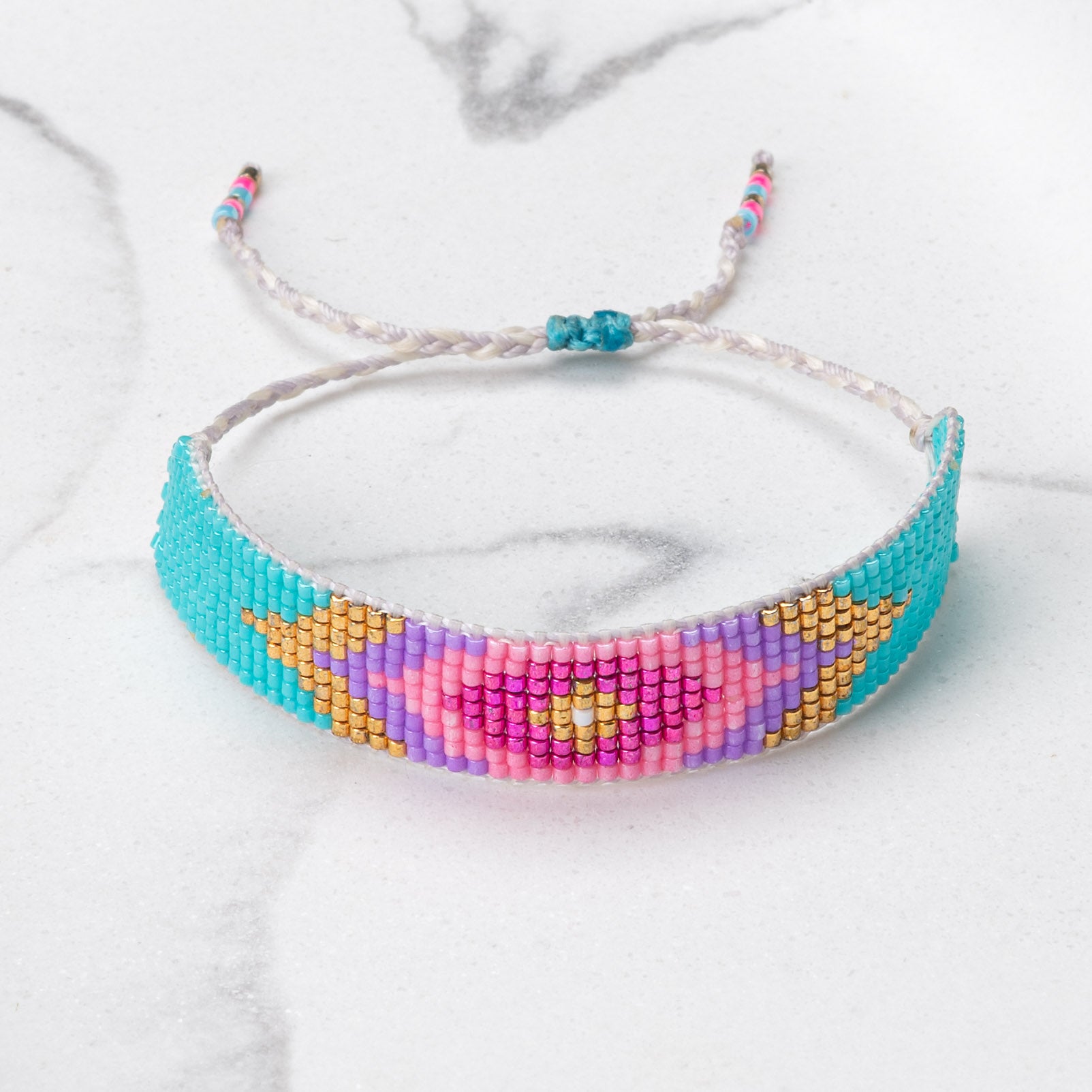 Bracelet beaded, in fuchsia 'evil eye'