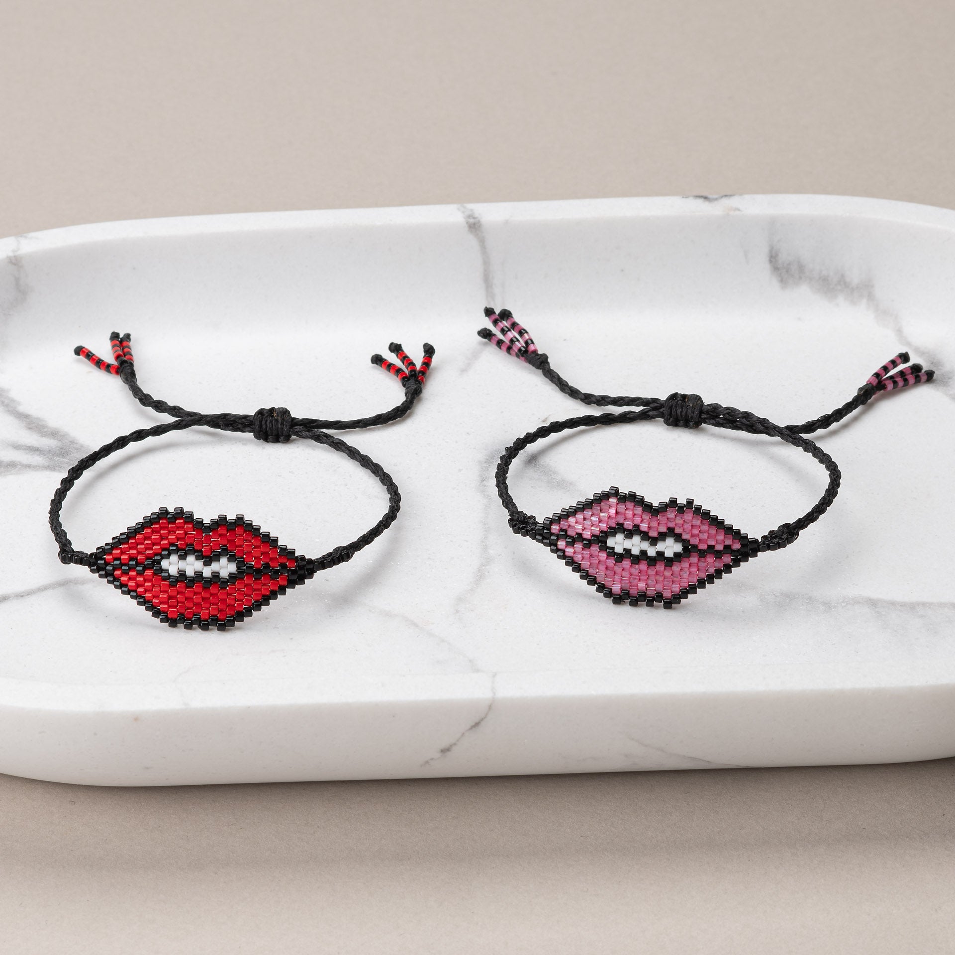Bracelet beaded 'red or pink lips'