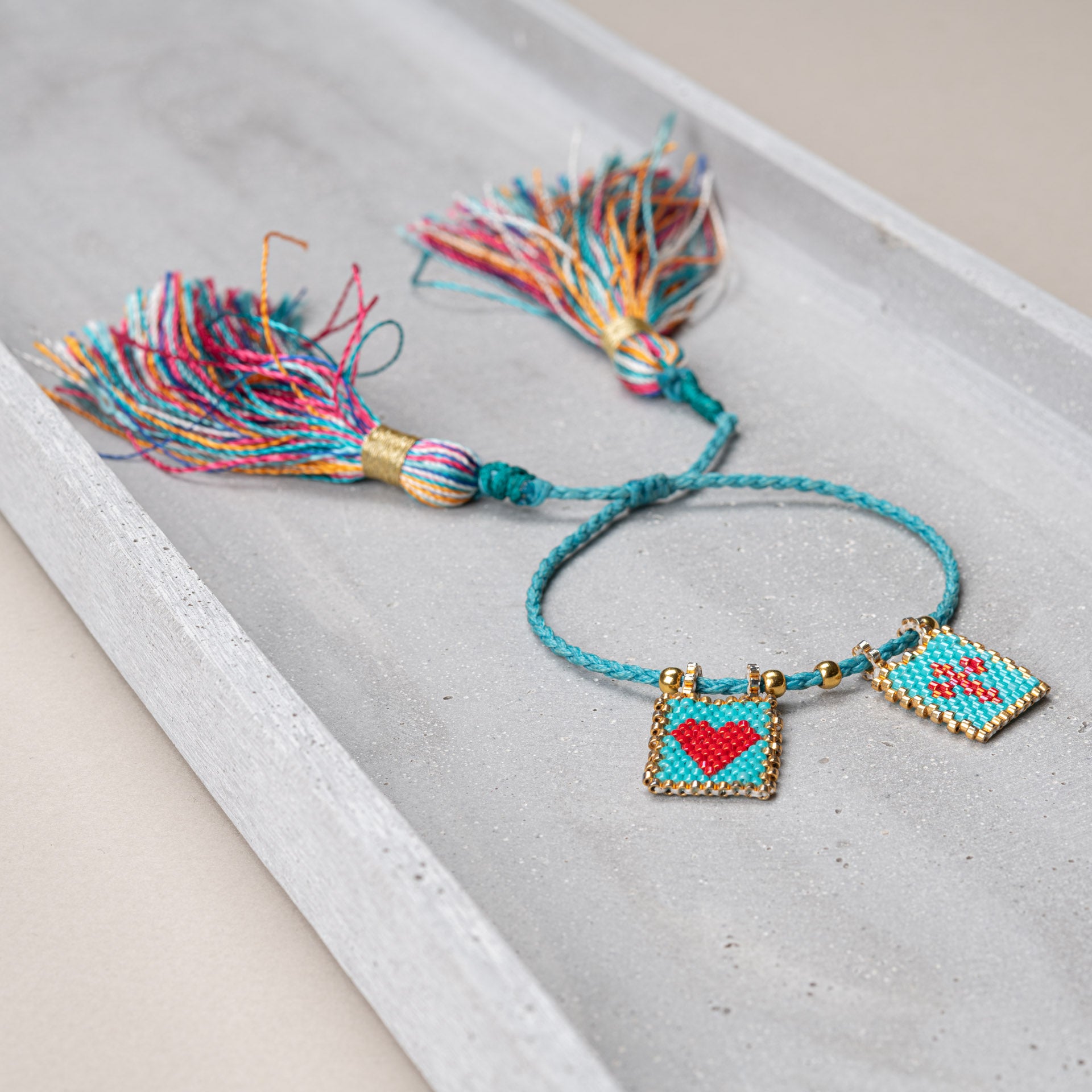 Bracelet beaded 'charms' cross & heart