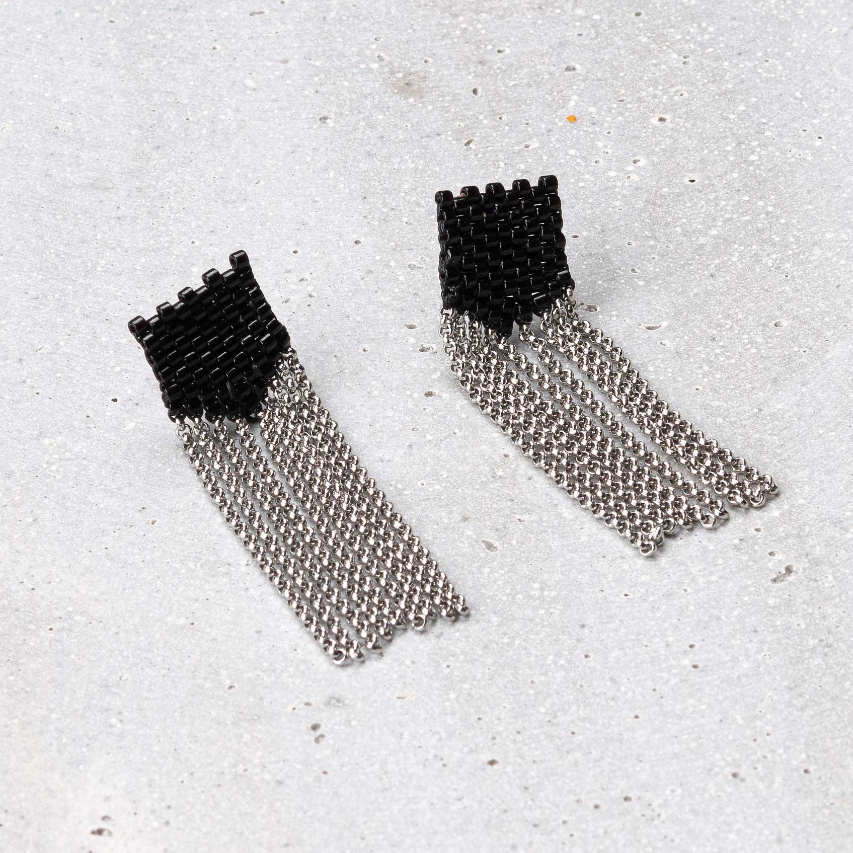 Earrings beaded black monocolor